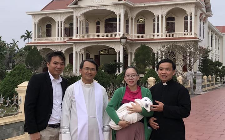 Minh Tú Gia nhập hội thánh Công Giáo