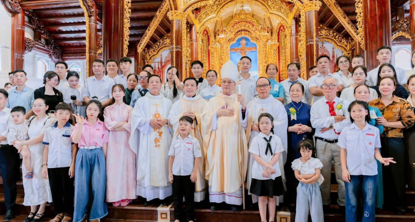 “Chúa ban ân phúc và xót thương những ai Người đã tuyển chọn” Thánh lễ mở tay Cha Giuse Phạm Văn Ninh